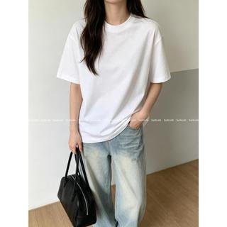 Suitcute K001 เสื้อแขนสั้นสีขาว แบบผ่อนคลายสบายตัว เหมาะสำหรับใส่ไปทำงานหรือเดินทางในชีวิตประจำวัน ดีไซน์คลาสสิกและพื้นฐาน