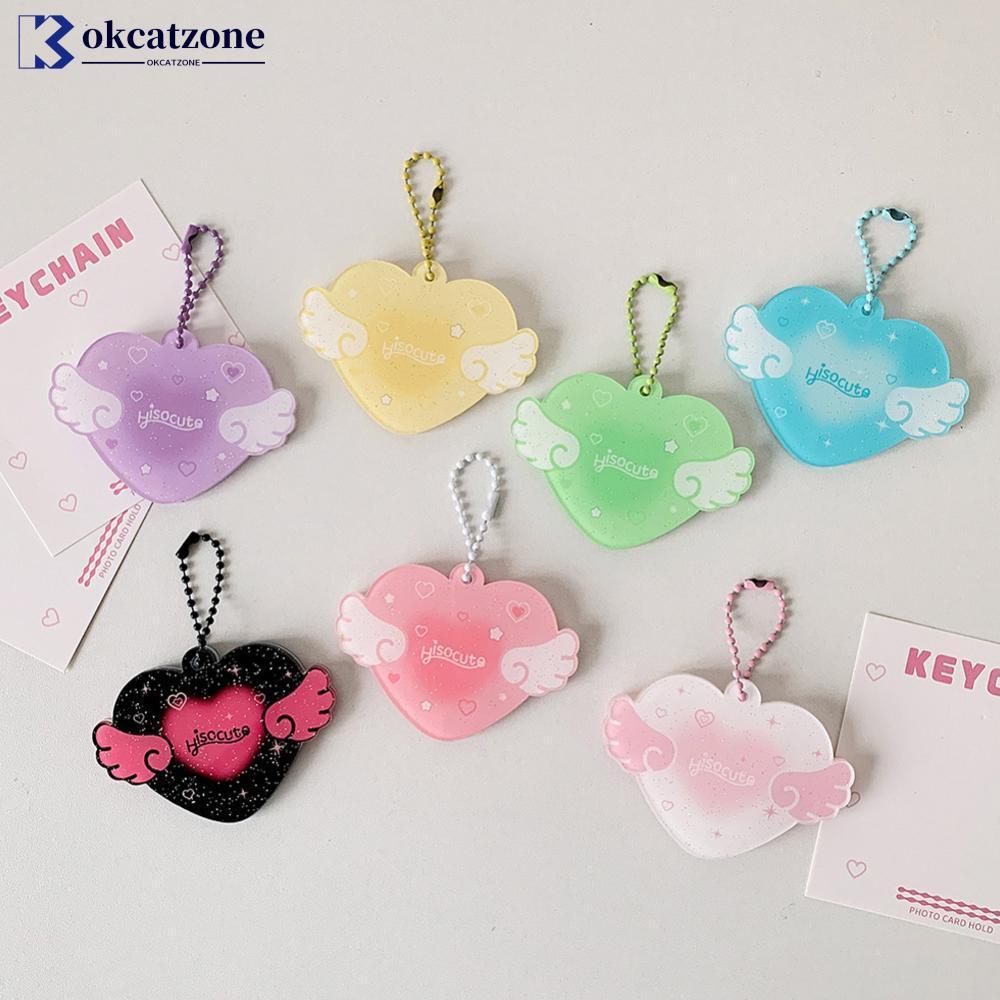 OKCATZONE หัวใจที่มีสีสัน Wing อะคริลิคผู้ถือบัตร 1 นิ้ว ID Photo Storage จอแสดงผลจี้พวงกุญแจแขวนเคร