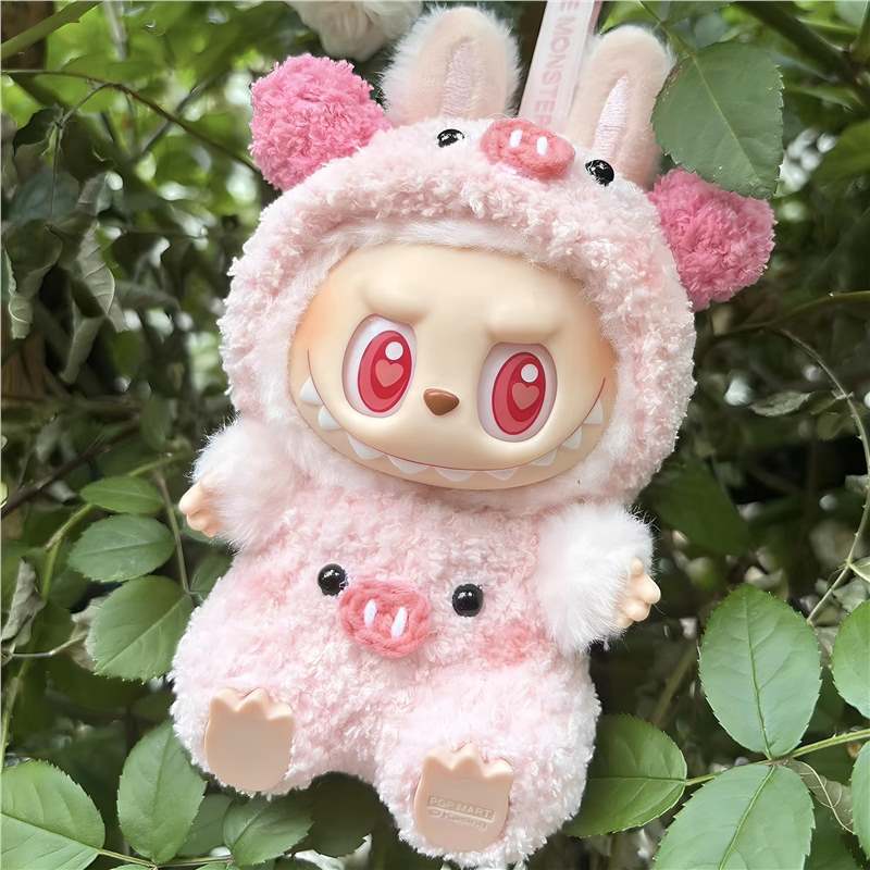 ชุดหมูสีชมพูน่ารัก la เสื้อผ้าเด็กหมวกเสื้อผ้า Labubu นั่ง Party bu Piglet ชุดเฉพาะเสื้อผ้าเด็ก 4.29