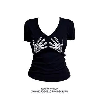 【จัดส่งตลอด 24 ชั่วโมง】เสื้อยืดแขนสั้น คอวี สีขาว กระชับหุ่น สไตล์สาวแซ่บ ฤดูร้อน ดีไซน์เก๋ แฟชั่นสุดชิค y2k shirts