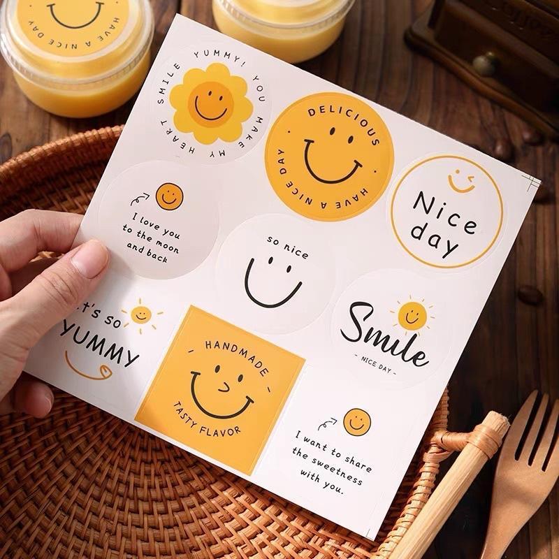 สติ๊กเกอร์ลายสไมล ขนาด 5 cm. สติ้กเกอร์ตกแต่งกล่องขนม อุปกรณ์เบเกอรี่แพ็คละ 90 ดวง