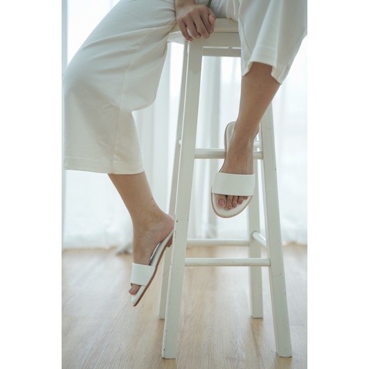 YB8 Flyn - รองเท้าแตะสไลด์