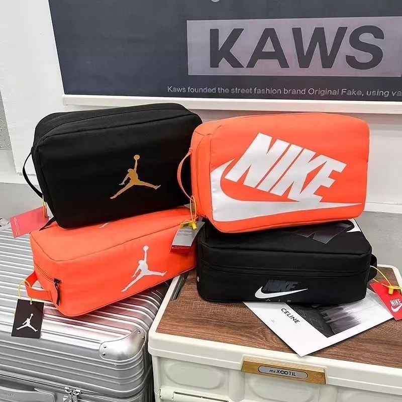 [ลดราคาล่วงหน้า] กระเป๋าถือเก็บฟุตบอลแบบพกพาระบายอากาศได้แบบพกพา Cross-Body Airman Travel Shoe Bag รองเท้าบาสเก็ตบอล Fitness Clutch