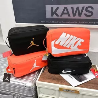 [ลดราคาล่วงหน้า] กระเป๋าถือเก็บฟุตบอลแบบพกพาระบายอากาศได้แบบพกพา Cross-Body Airman Travel Shoe Bag รองเท้าบาสเก็ตบอล Fitness Clutch