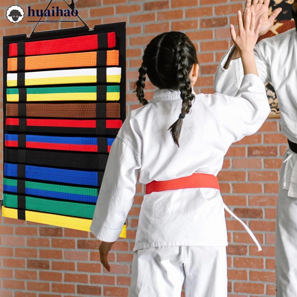 HUAIHAO ชั้นวางเข็มขัดเทควันโดและKarate พร้อมที่แขวนศิลปะการต่อสู้ H9O4