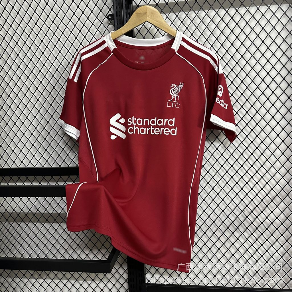 เสื้อบอลยอดฮิต สำหรับสโมสรโปรด รวมถึง Royal Malaysia, Barcelona, Arsenal, Liverpool และ Chelsea