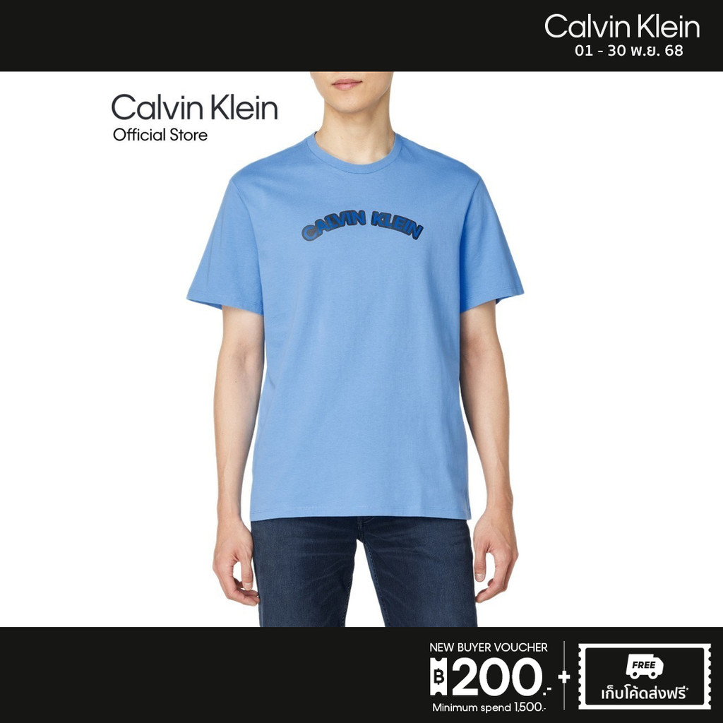 CALVIN KLEIN เสื้อยืดคอกลมแขนสั้นผู้ชาย Curved Logo ทรง Regular รุ่น 4RB849G C19 - สีฟ้า