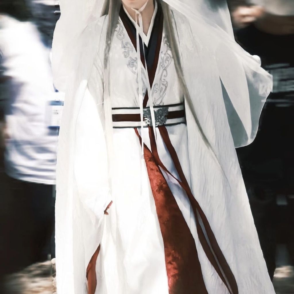 ชุดHanfuสไตล์ใหม่ปี2024-2025 ออกแบบตามยุคสงครามระหว่างWeiและJin เครื่องแต่งกายแบบดั้งเดิมพร้อมสร้อยค