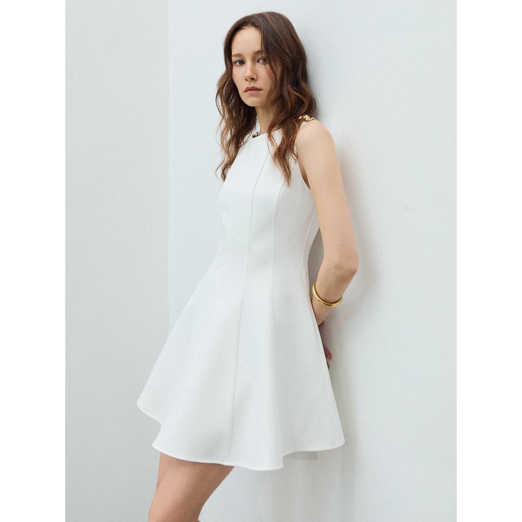 [Pomelo] เดรสแต่งดีเทลดอกไม้ที่ไหล่ / Floral Shoulder Embellished Dress