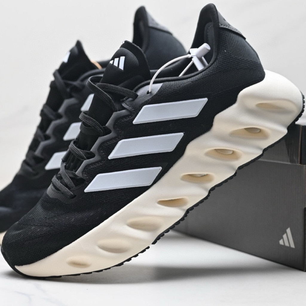 ADIDAS SWITCH FWD รองเท้าสีดําแถบสีขาว