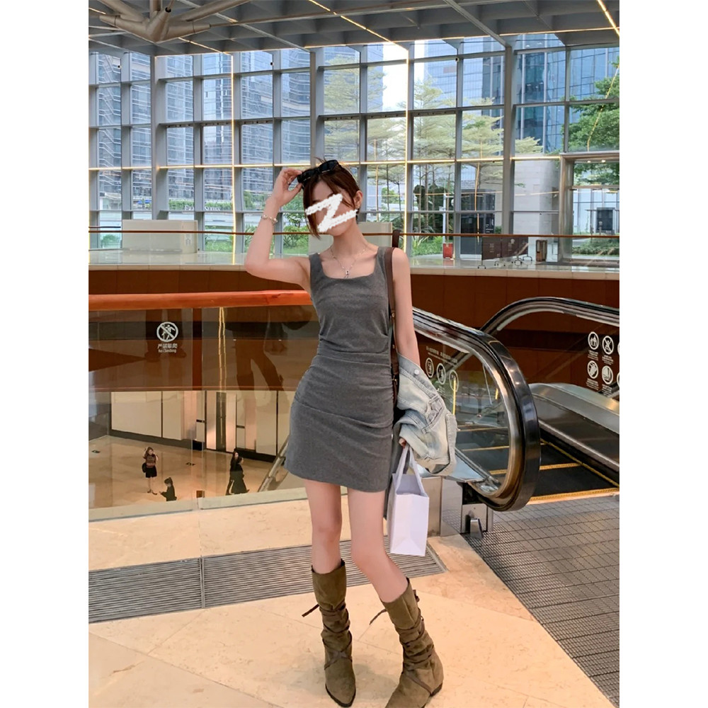 <Moss Queen> ชุดเดรสสายเดี่ยวสีเทา คอลำบัส กระโปรงสั้นเข้ารูป มาพร้อมดีไซน์เดรสทรงเพรียว