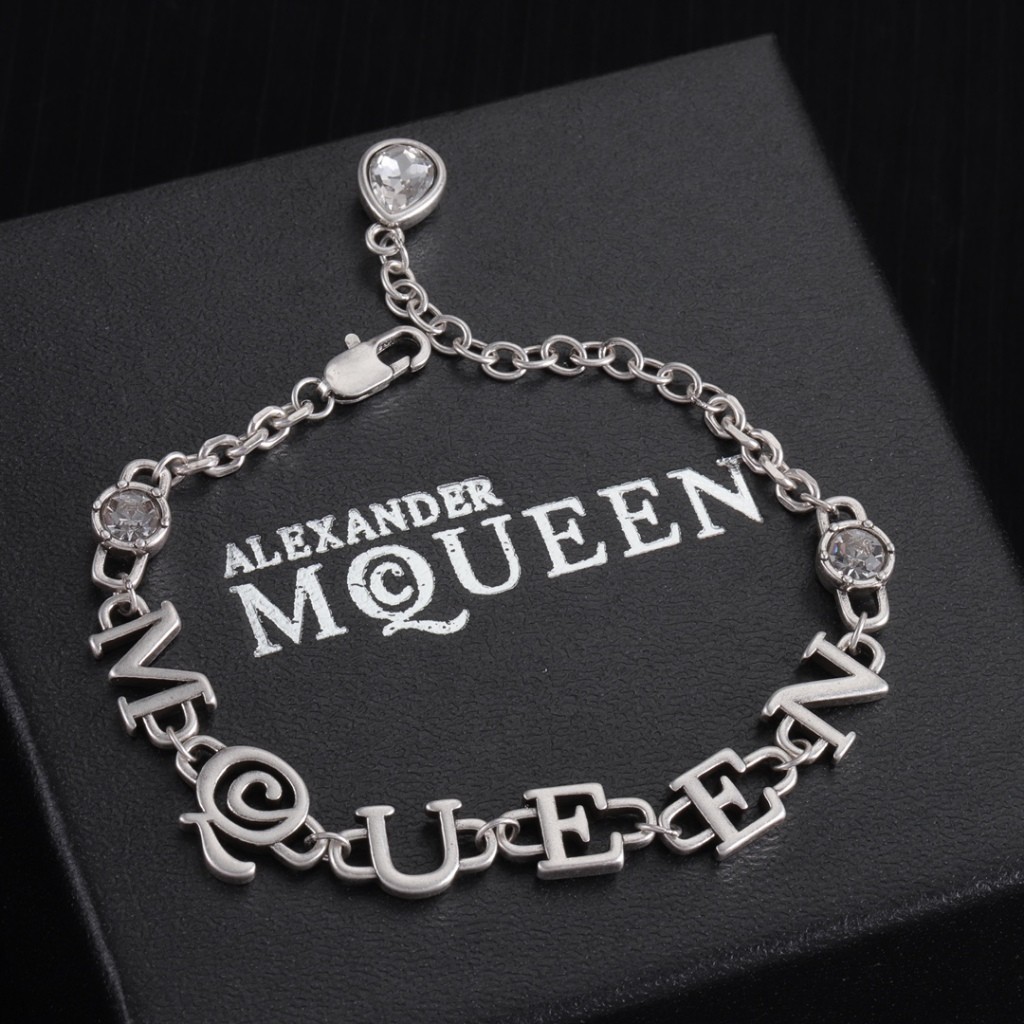 สร้อยข้อมือแฟชั่นสไตล์ใหม่ MacQueen เหมาะสำหรับทุกโอกาส