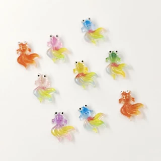100ชิ้นเรซิ่นน่ารักปลาทองหลากสีลายการ์ตูนใช้สําหรับตกแต่งเล็บ ทําเอง
