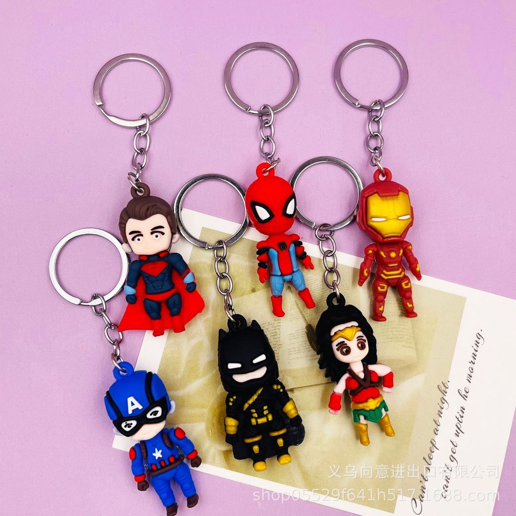 11 [กระเป๋าการ์ตูนตุ๊กตา] เวนเจอร์ส/จี้สร้างสรรค์ขนาดเล็ก11สไปเดอร์แมนแบทแมนสามมิติพร้อมสต็อกพวงกุญแจยางนุ่ม