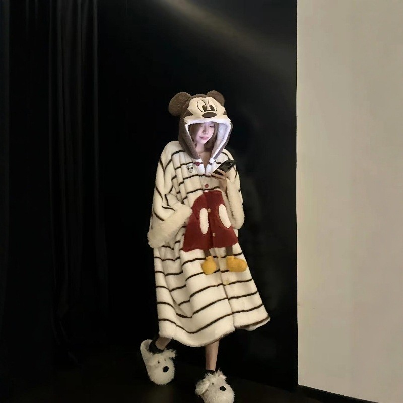 Sabai Glow⭐️ชุดพักผ่อนคลุมด้วยผ้าห่มขนแกะ พิมพ์ลายมิกกี้เม้าส์แบบปะการัง สไตล์อบอุ่นสำหรับฤดูหนาว 2025 - รูปที่ 5