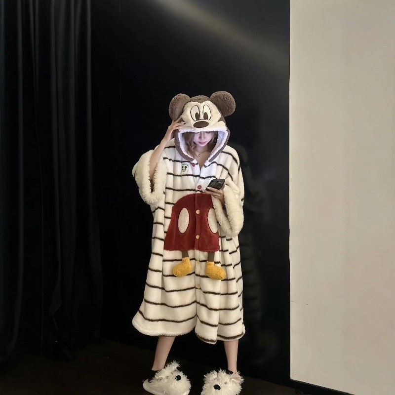 Sabai Glow⭐️ชุดพักผ่อนคลุมด้วยผ้าห่มขนแกะ พิมพ์ลายมิกกี้เม้าส์แบบปะการัง สไตล์อบอุ่นสำหรับฤดูหนาว 2025 - รูปที่ 4