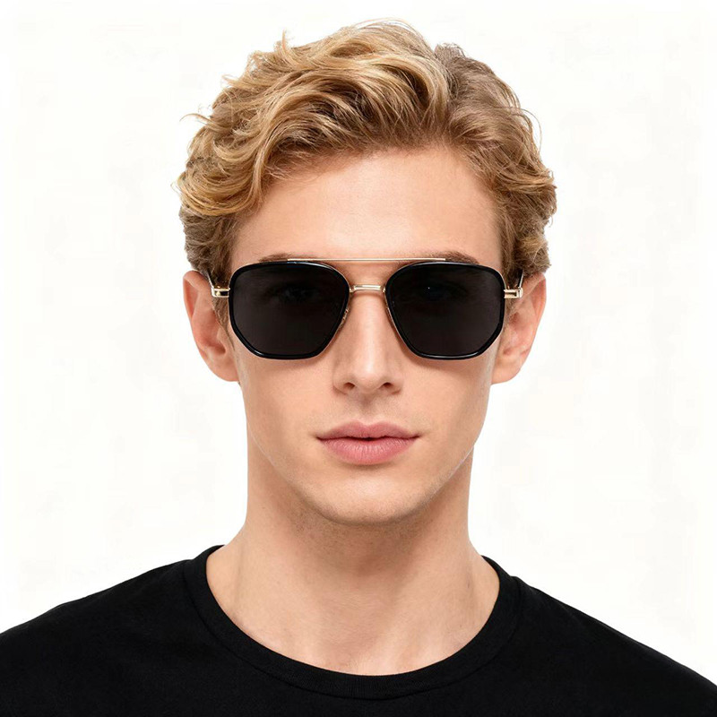 แว่นตากรอบสแควร์ขนาดเล็กสีดำและเทา โทนสีครีม แว่นตากันแดดย้อนยุค สำหรับวันสบายๆ และในขณะขี่จักรยาน ได้รับความนิยม