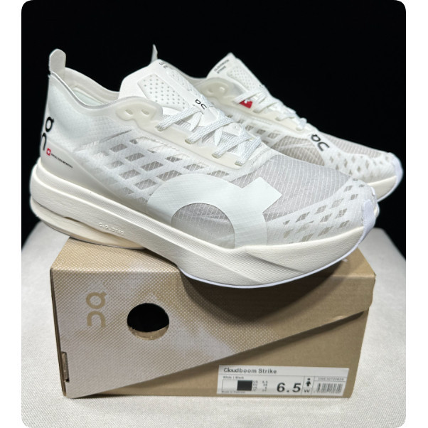 รองเท้าผ้าใบ Low-Top 9OUC On Cloudboom Strike ใส่สบาย สีขาวและส้ม