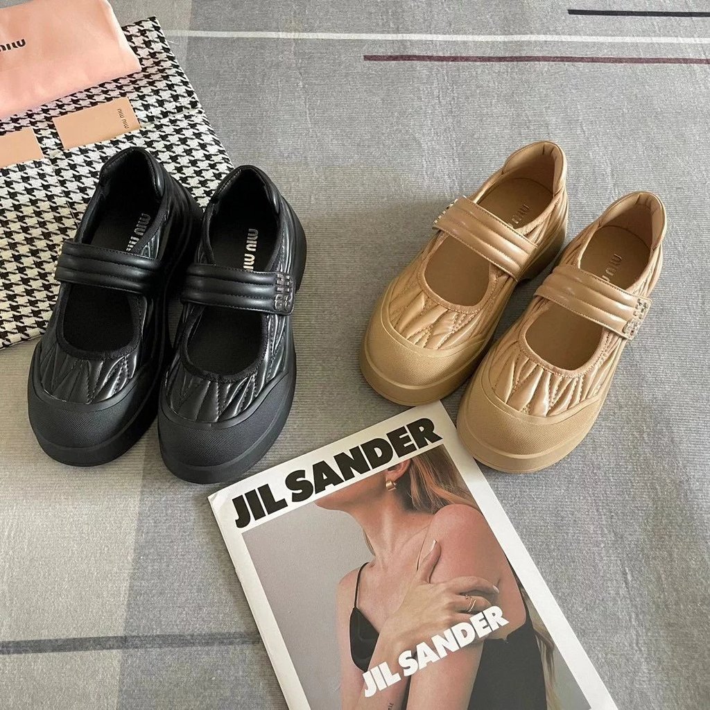 MiuMiu รองเท้าแตะแบบสวมหนังแท้นุ่ม ทรง Classic-Retro สำหรับผู้หญิง ออกแบบพื้นหนา และมีสายรัด Velcro