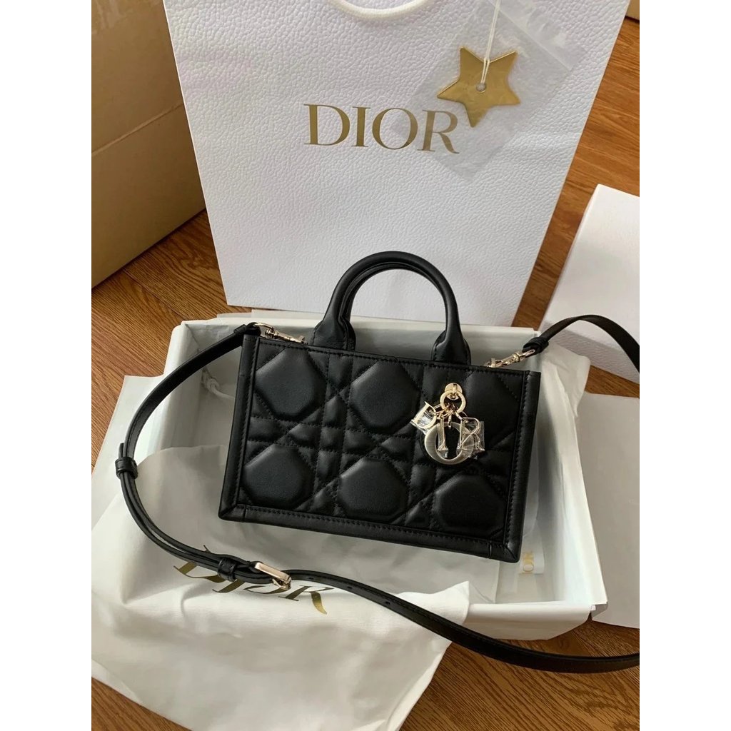 กระเป๋าสะพายข้างสไตล์ใหม่จาก Dior Mini BookTote ดีไซน์ลายสก็อตพร้อมขอบสีทอง มีให้เลือกทั้งแบบถือและค