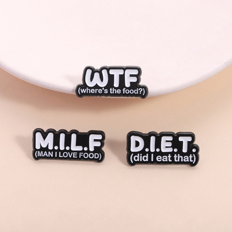 เข็มกลัดFunny Meme "DET", "WTF", "MILF" สีดำและสีขาว ออกแบบตามแฟชั่น อุปกรณ์เสริมสำหรับคนรักอาหาร