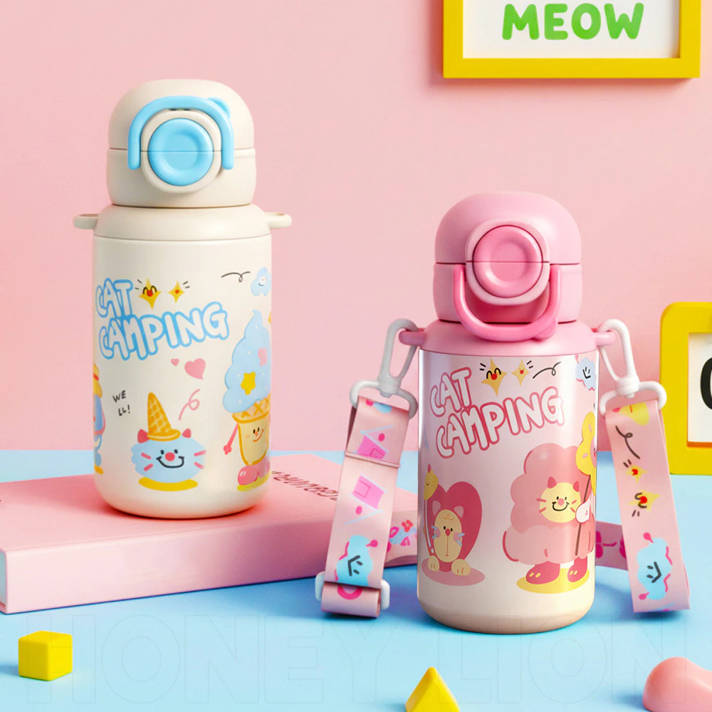 HoneyLion กระติกน้ำ การ์ตูน 480ml เก็บความร้อน-เย็น กันรั่ว - เปิดหนึ่งกด มีสายคล้อง พกพาง่าย thumbnail 4