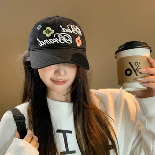 Halo studio พร้อมส่ง🔥หมวกเบสบอลสไตล์เกาหลีสุดเทรนด์พร้อมการปักตัวอักษรและดอกไม้ที่ทำให้ใบหน้าของคุณดูเล็กลง