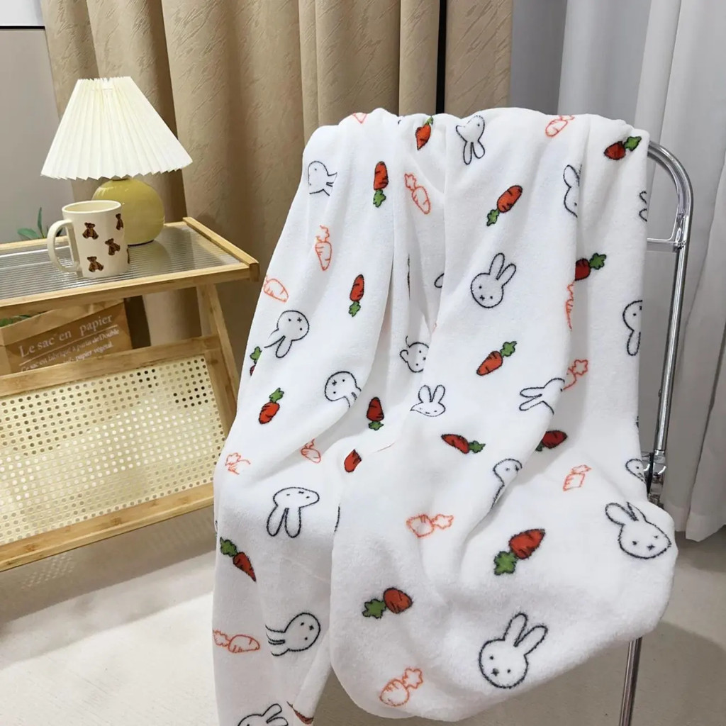 ผ้าห่มพิมพ์ลายกระต่ายน่ารัก ใช้งานได้ทั้งเป็นผ้าคลุมไหล่และผ้าห่มขนาดเล็กสำหรับหอพักนักเรียนและการนอนกลางวันในออฟฟิศ