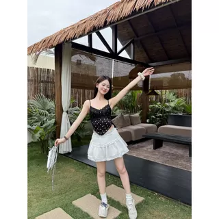 KUMI พร้อมส่ง🦋เสื้อสายเดี่ยวลูกไม้🦋 ดีเทลขอบลูกไม้และโบว์ พิมพ์ลายจุด พร้อมฟองน้ำ สไตล์ฝรั่งเศส ซ็กซี่แฟชั่นผู้หญิง