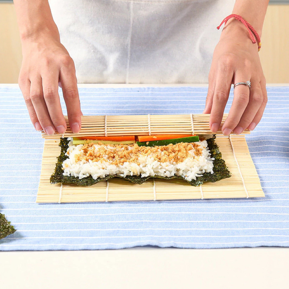 ที่ม้วนซูชิ เสื่อม้วนซูชิแบบไม้ เครื่องมือโอนิกิริ ทำจากไม้ไผ่ Sushi Bamboo Roller - รูปที่ 2
