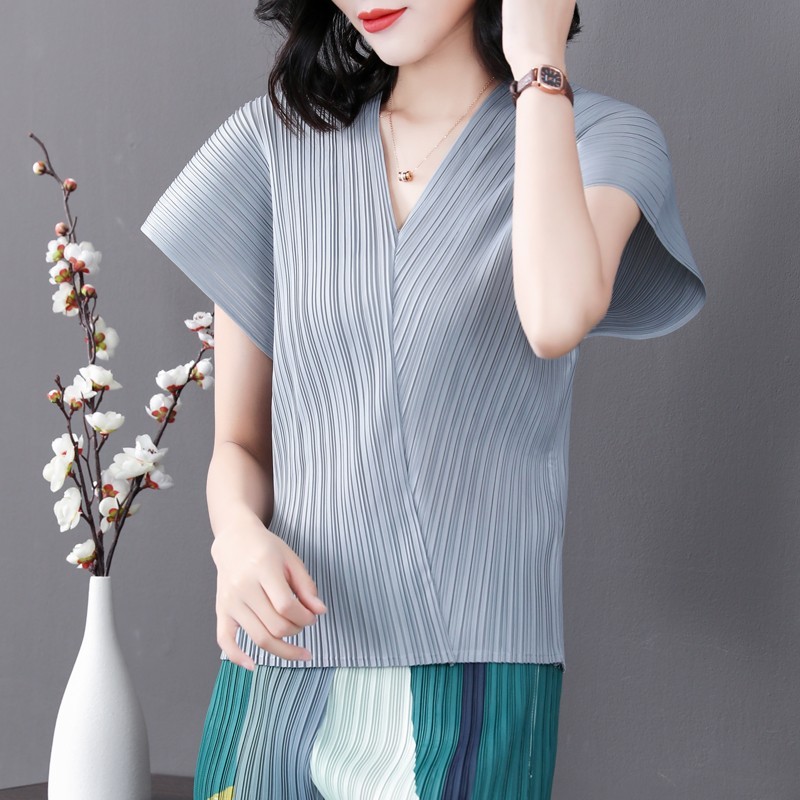 จีบเสื้อผ้าจีบผู้หญิง V คอไม่สม่ําเสมอขนาดใหญ่ 2025 ฤดูร้อนสีทึบหลวมอารมณ์ Slimmer ดูจีบ T เลือดด้านบน Eleg