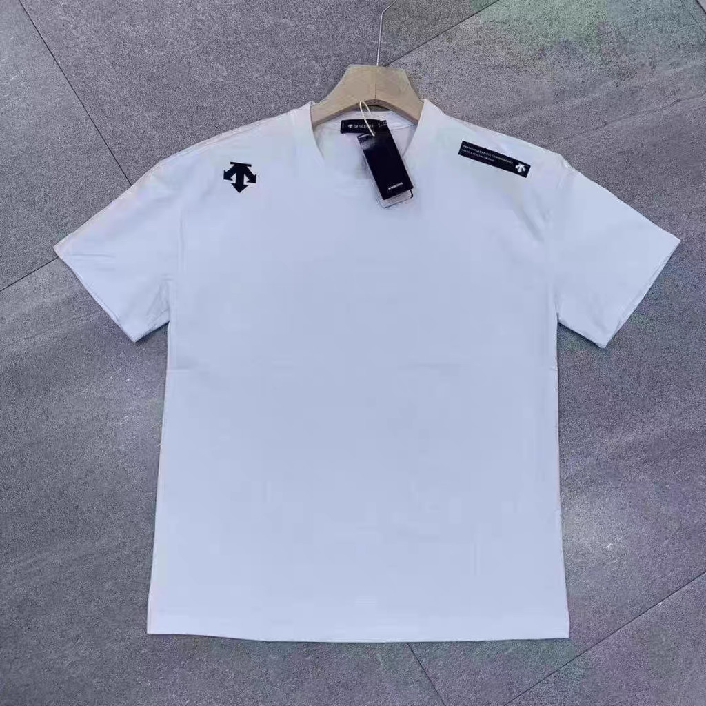 Descente เสื้อยืดกีฬา Unisex Moisture-Wiking Training คอกลมแขนสั้นสําหรับผู้ชายและผู้หญิงออกกําลังกายเสื้อ