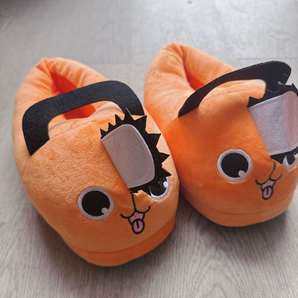 Chainsaw Man Anime Pochita Plush รองเท้าแตะฤดูหนาวน่ารักผู้ชายและผู้หญิงรองเท้าผ้าฝ้ายคริสต์มาสของขว