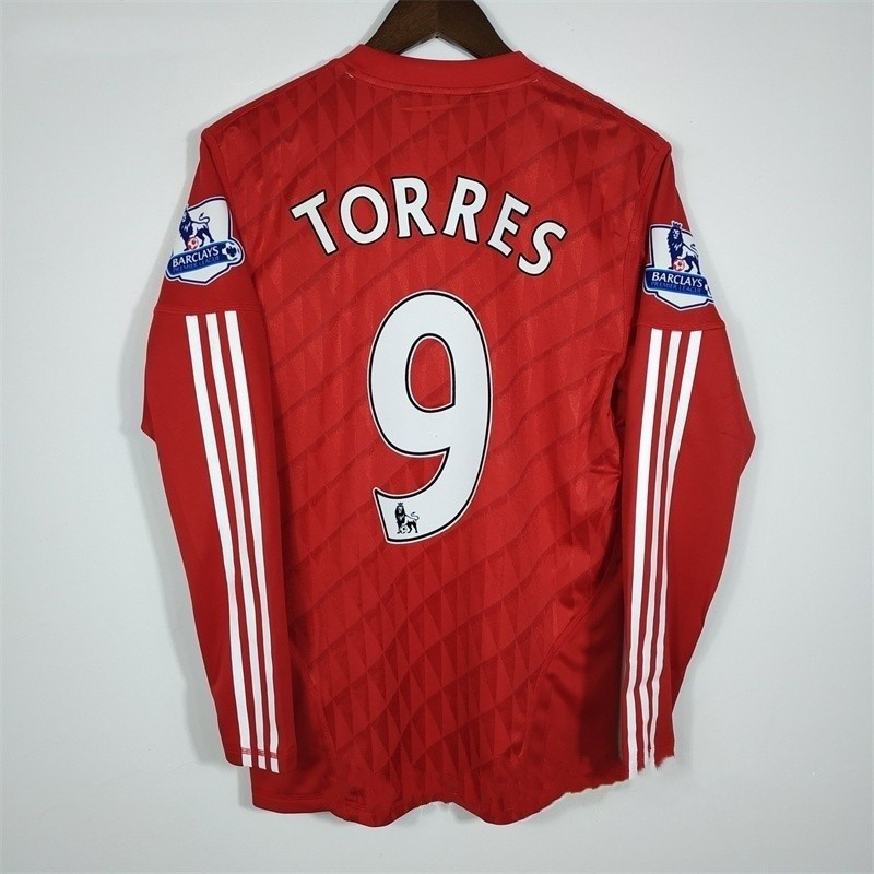 เสื้อฟุตบอลแขนยาวแบบเรโทรของลิเวอร์พูล ฤดูกาล 2010-2011 ออกแบบตามสไตล์ทีมดั้งเดิม มีลายเซ็นจาก Torres และ Gerrard