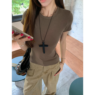  เสื้อยืดคอกลมแขนสั้นสีดำพื้นฐาน แบบไหล่ตรง ใส่สบายในฤดูร้อน…