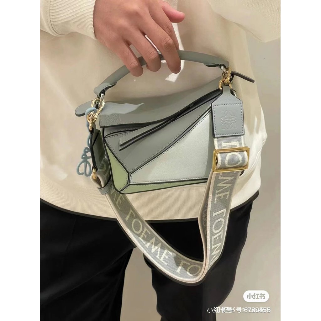 Loewe กระเป๋าถือ Mini Classic Geometric สีมัสตาร์ด หนังโคขุนแท้ ซิปรองพลาสติกเงิน สำหรับสะพายข้างหรื