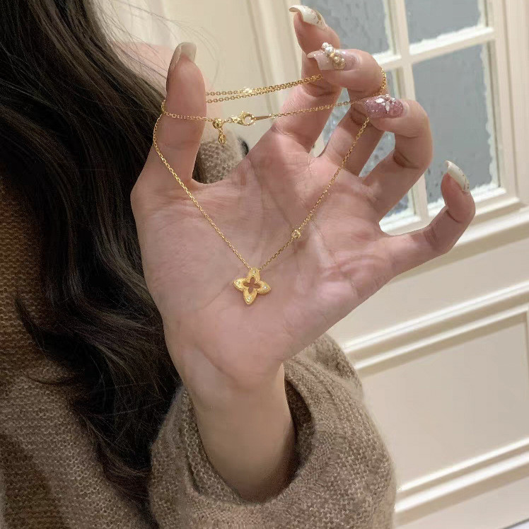 สร้อยคอโคลเวอร์สีทองทรายสําหรับผู้หญิง – จี้ดอกไม้ลูกบาศก์เซอร์โคเนียเครื่องประดับหรูหราเบาๆ 5OMS