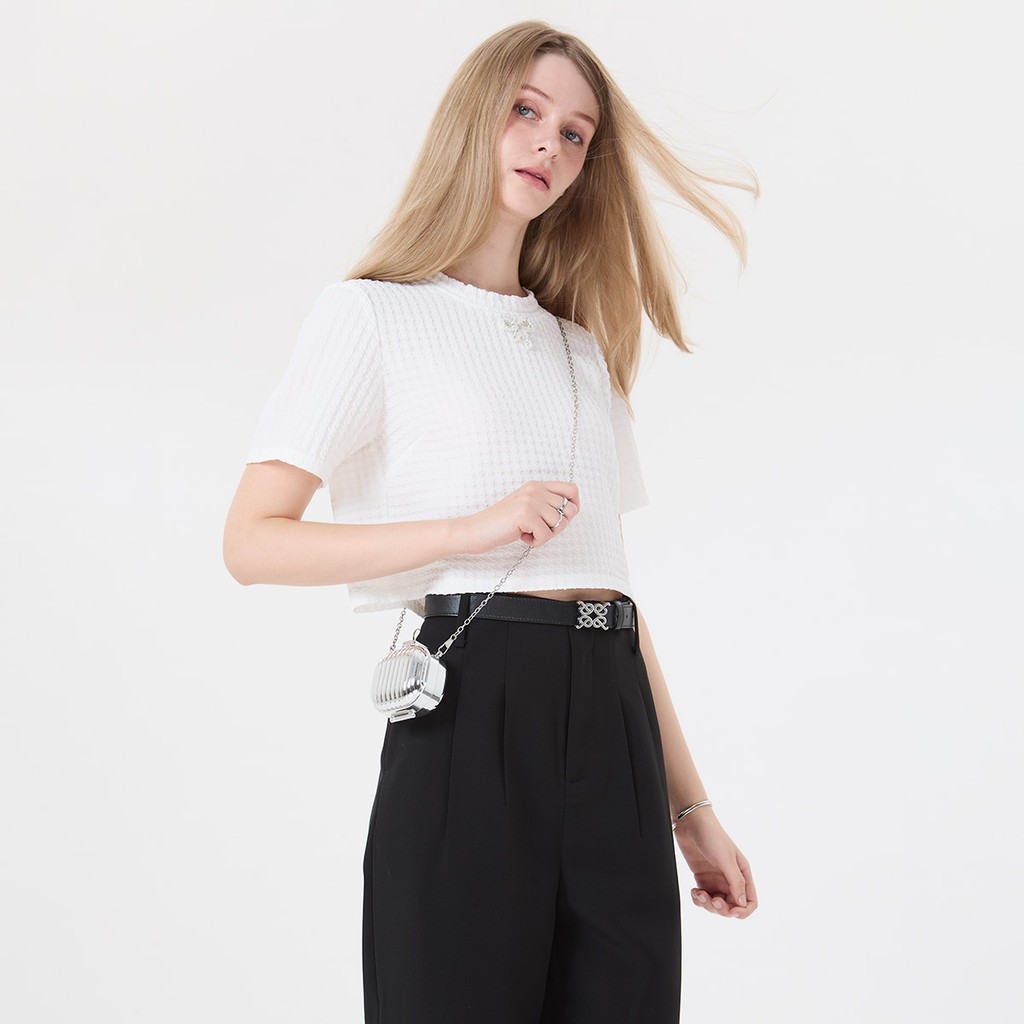 EP เสื้อเบลาส์ทรงครอป ตกแต่งโบว์ ผู้หญิง สีออฟไวท์ | Crop Blouse With Bow | 05064