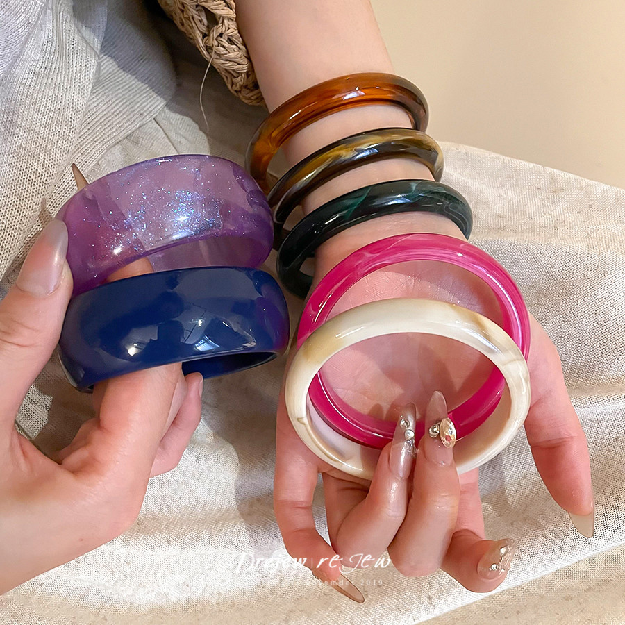 Dreejew เรซิ่นที่มีสีสันกําไลข้อมือชุดผู้หญิงs Retro Statement กําไลข้อมือ Multi-Hue & Glitter Accents แฟชั่นสวมใส่ทุกวัน & Stackable เครื่องประดับของขวัญ
