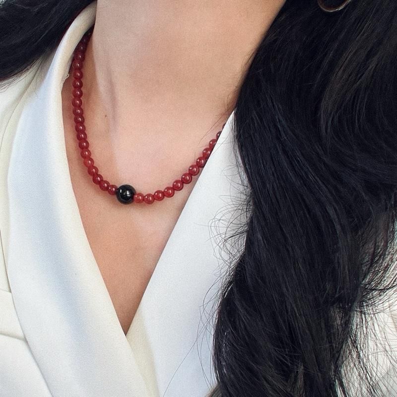 เดซี่ N1177 สร้อยคอและสร้อยคอหยกเทียมสีแดง 4 มม. หรูหราพร้อมหน้าสีดํา 10 มม. สําหรับผู้หญิง เหมาะสํา