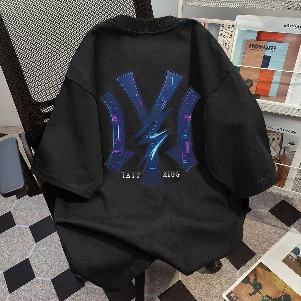 (ผ้าฝ้าย 100%) Luvoro 2025  oversize T-shirt unisex ลาย เนื้อผ้านุ่มระบายอากาศดี แขนสั้น ใส่สบาย สีดำและสีขาว C1401