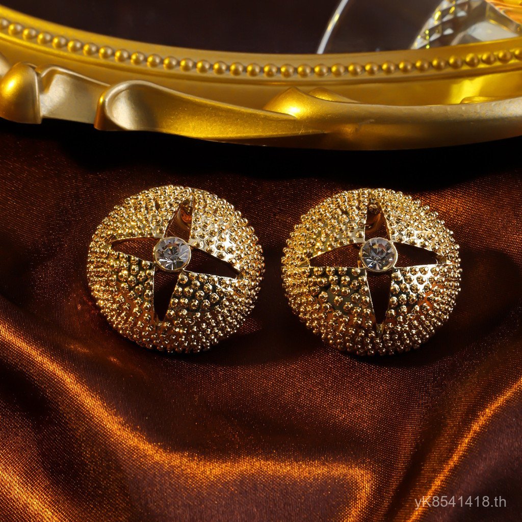 ต่างหูแฟชั่นสตรี ออกแบบเฉพาะสไตล์เรโทร จากSterling Silver 925 พร้อมลายละเอียดภาษาฝรั่งเศสบนตัวต่างหู