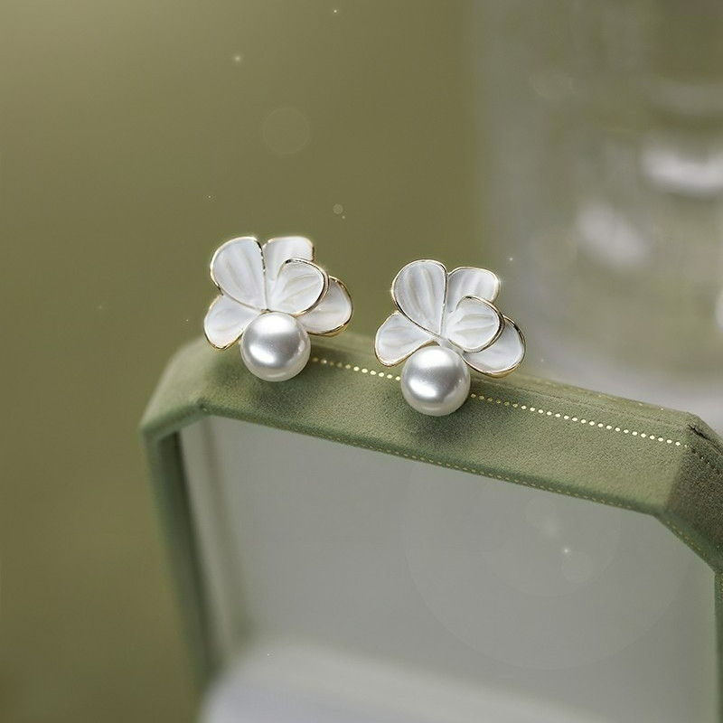 ต่างหูและเข็มขัดสีขาวมุกดอกไม้สำหรับผู้หญิง