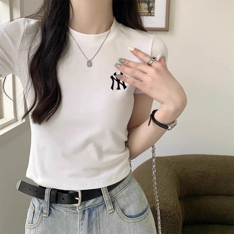 เสื้อผู้หญิงสีขาว สไตล์ใหม่ฤดูร้อน ปี 2025 ทรงเข้ารูป เสื้อยืดแขนสั้นเอวสูงแฟชั่นเฉพาะกลุ่ม