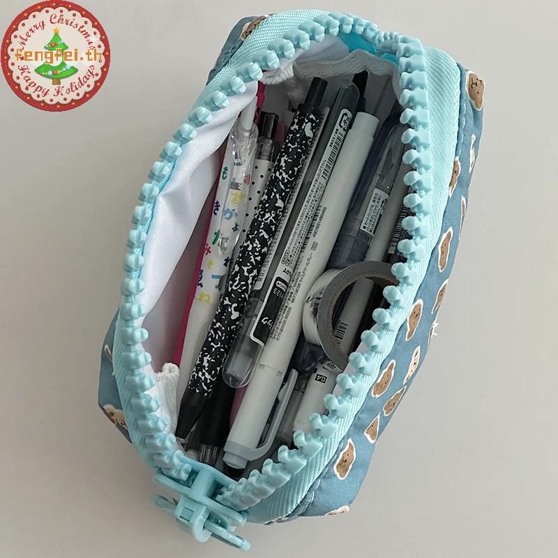 FENGFEI การ์ตูนหมีกระเป๋าเก็บเครื่องสําอางผู้หญิงฤดูหนาวแต่งหน้าซิปใหญ่กระเป๋าเครื่องเขียนกล่องดินสอ 2024 ของขวัญ TH - รูปที่ 4