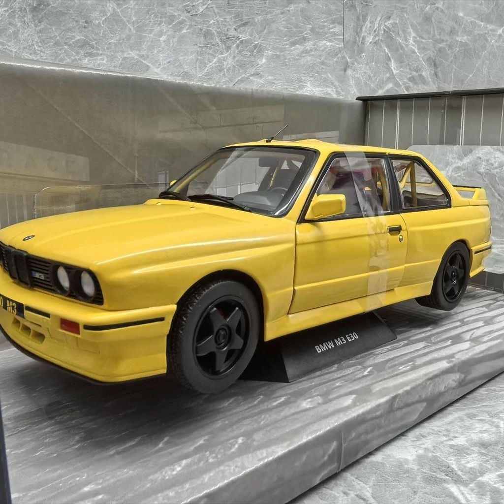 Solid 1/18 BMW M3 E30 รถโลหะผสมรุ่น Double-Open ประตู Steerable