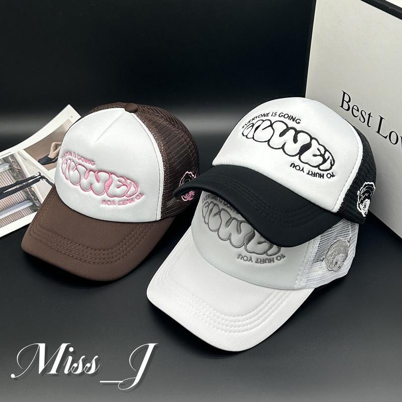 Miss_J พร้อมส่งจากกทม🎀หมวกเบสบอลผู้หญิงลายปักน่ารัก ระบายอากาศ กันแดด บังแดด ช่วยให้หน้าเล็ก ตัวอักษรภาษาอังกฤษ หมวกแฟชั่น