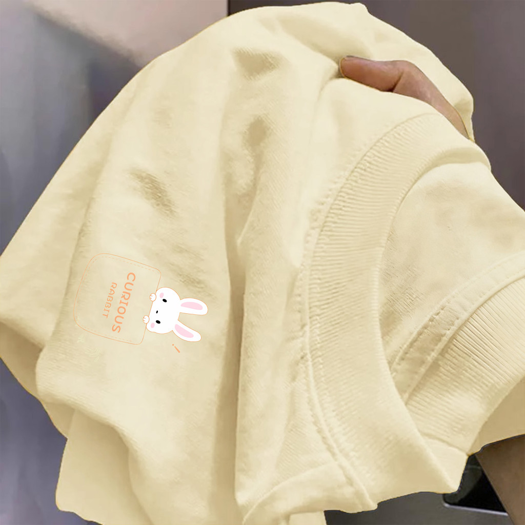 🌷Su.Tee🌷 สื้อยืด oversize เสื้อแฟชั่น เกาหลี โคตรนุ่ม เนื้อผ้าฝ้ายผสมโพลีเอสเตอร์ ลาย "CURIOUS Rabbit" สินค้าใหม่ 2025