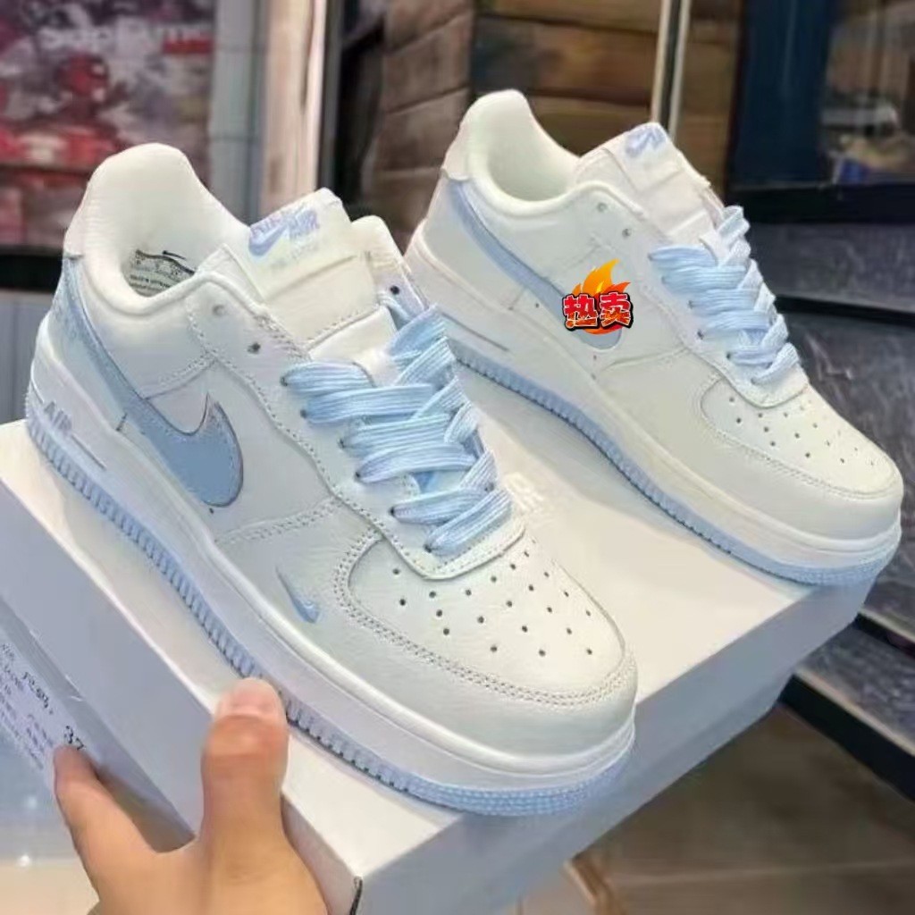 รองเท้าผ้าใบลำลอง AF1 สีดำและสีขาว สำหรับทั้งผู้ชายและผู้หญิง ไซซ์มาตรฐาน