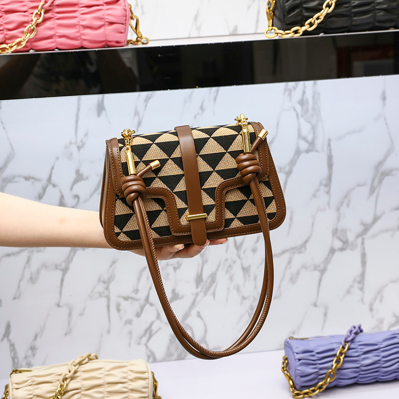 ฮ่องกงแท้อานกระเป๋าหญิง 2023 สไตล์ใหม่อินเทรนด์ High-End สามเหลี่ยม Checkerboard กระเป๋าสะพาย All-Ma